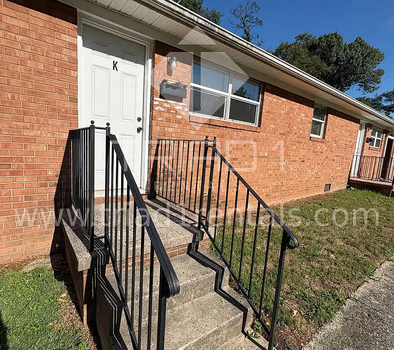 803 Oak St