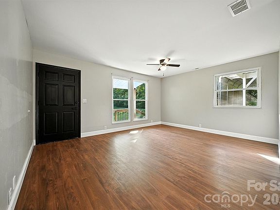3rd image of 104 Glenn Oaks Dr