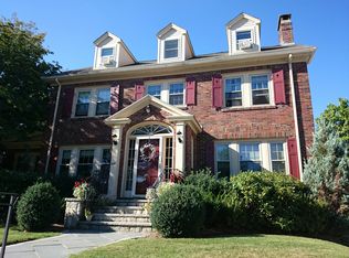 697 W Roxbury Pkwy, West Roxbury, MA 02132