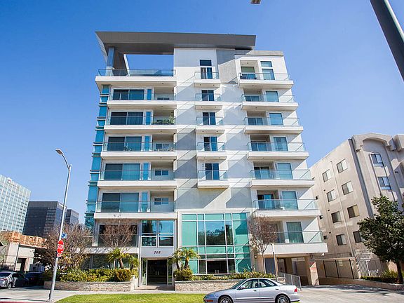 3rd image of 702 S Serrano Ave APT 804