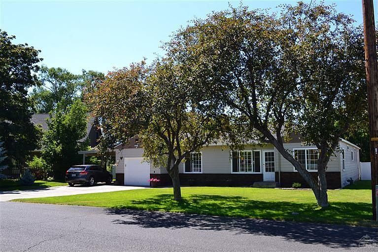 1st image of 905 NE Crest Dr
