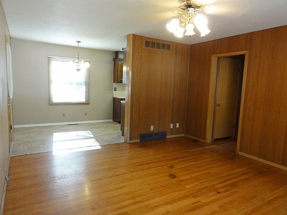 4th image of 615 N Westwood Ct