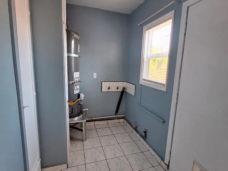 11256 Victory Blvd — Photo 19