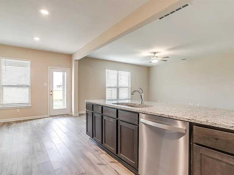 1025 McDonald Dr — Photo 3