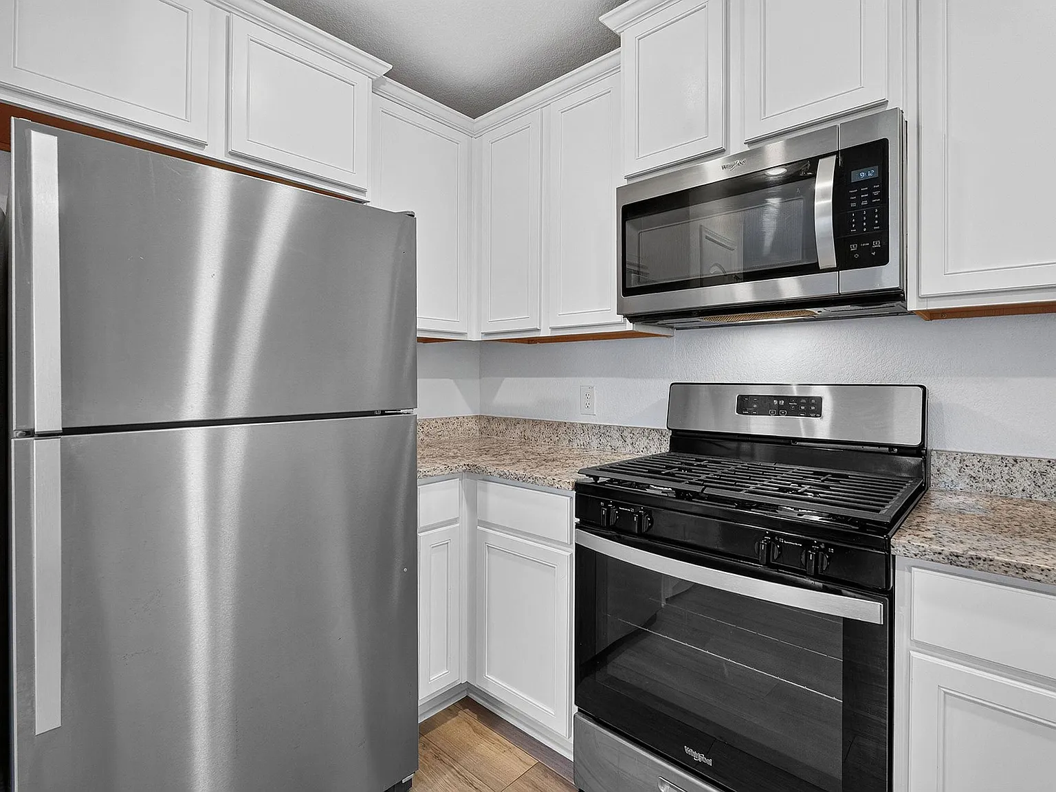 3 bed, 2.0 bath, 1076 sqft, $1,700 — Photo 4