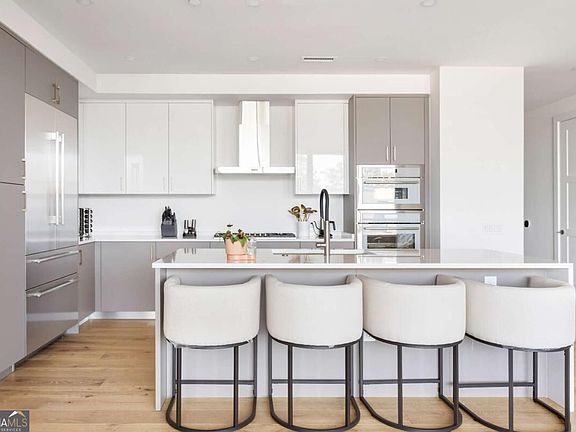 3rd image of 2425 Peachtree Rd NE #612