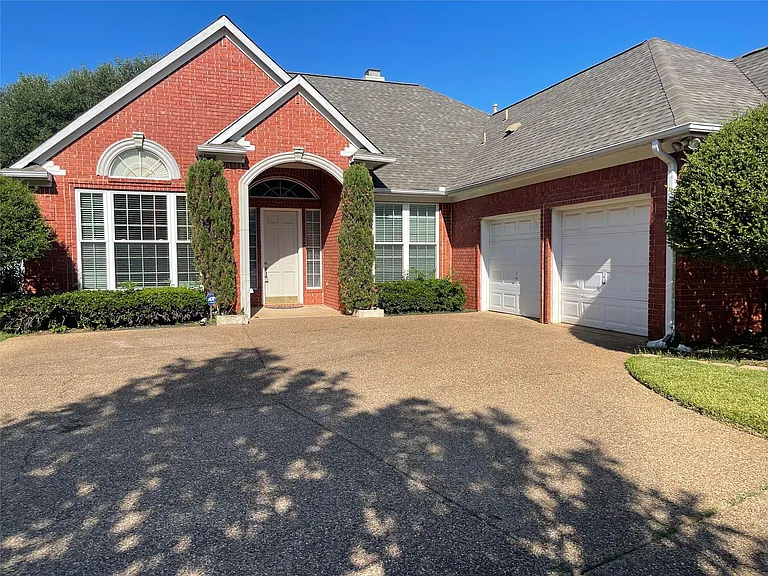 716 Ticonderoga Dr — Photo 3