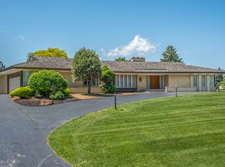 40 Royal Vale Dr, Oak Brook, IL