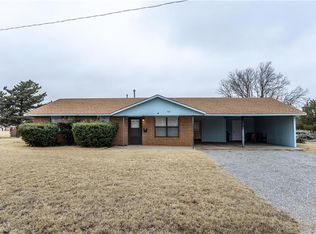 312 N 17th St, Clinton, OK 73601