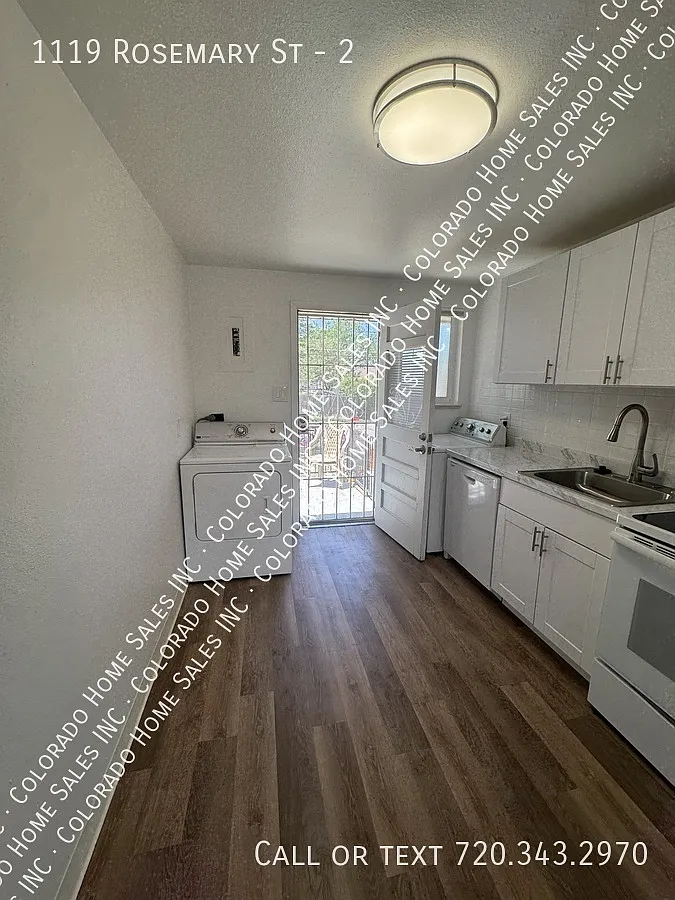 Lovely, spacious and renovated 2 bed, 1 bath in small building — Photo 1