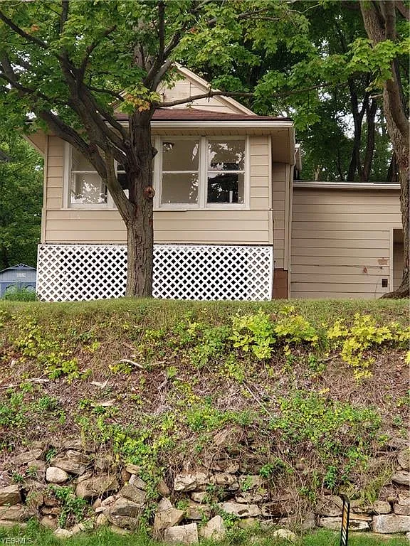 147 Fernwood Ave photo 1