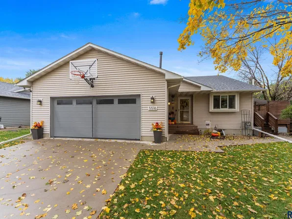 5516 W Jeanne Dr, Sioux Falls, SD 57106