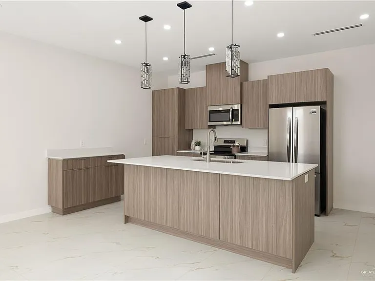 916 S Bicentennial Blvd — Photo 2