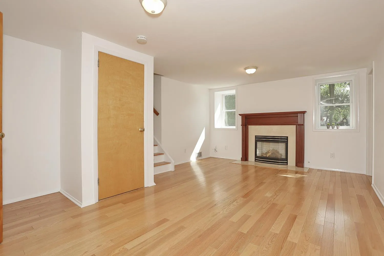 3 bed, 2.5 bath, 1714 sqft, $5,900 — Photo 1