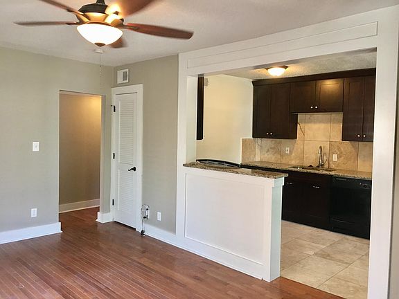 3rd image of 4326 Roanoke Pkwy APT 305