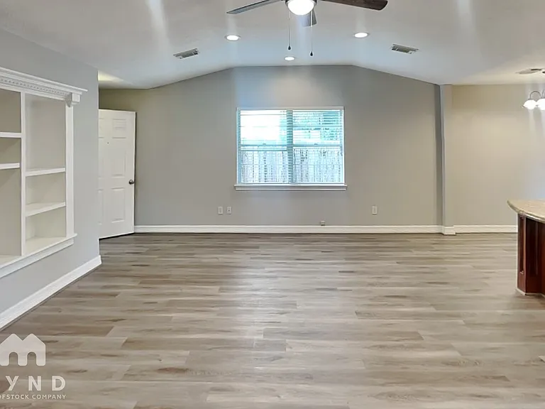 3219 Glen Spring Dr — Photo 3