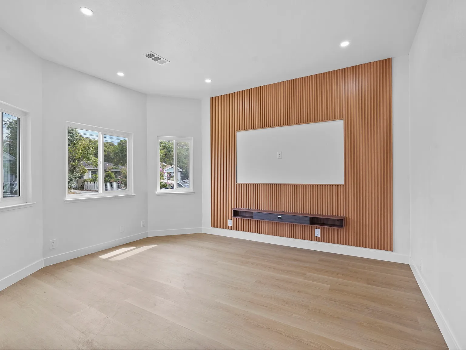 4 bed, 3.0 bath, 2174 sqft, $5,995 — Photo 2