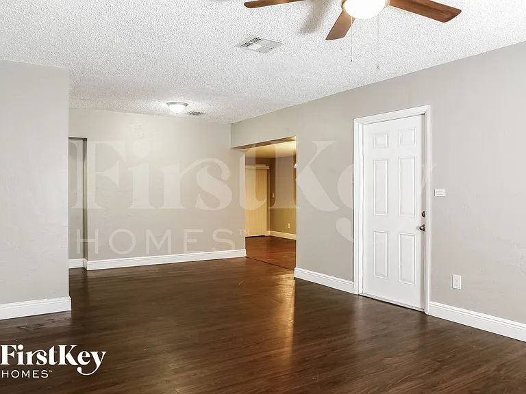 9880 Martinique Dr — Photo 7