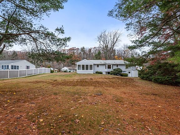5th image of 33 Meadow Wood Dr