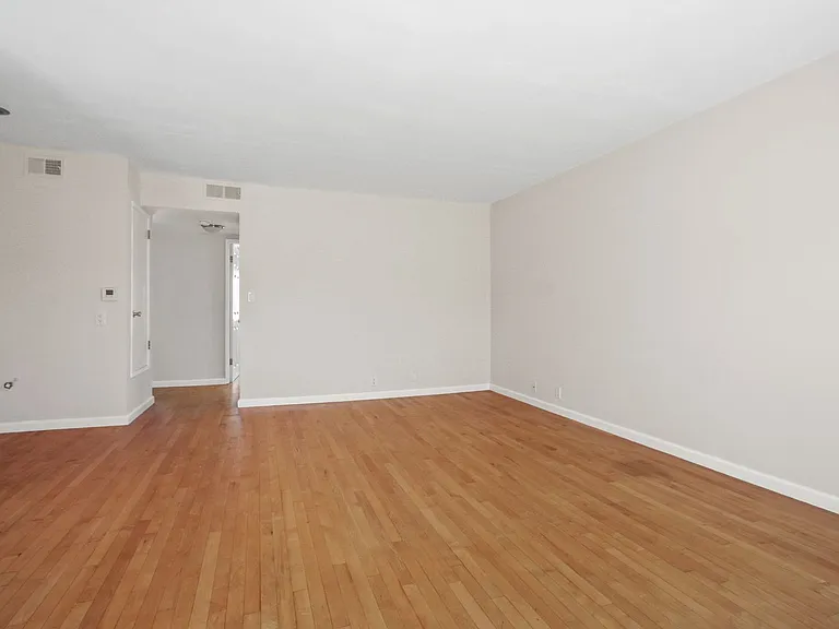1133 16th St in Santa Monica - North of Wilshire Blvd! — Photo 9