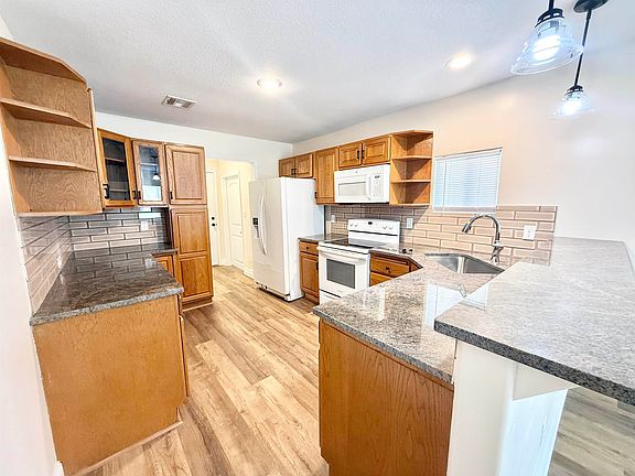 4th image of 526 W Main St