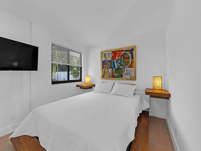 307 N Highland Dr — Photo 8