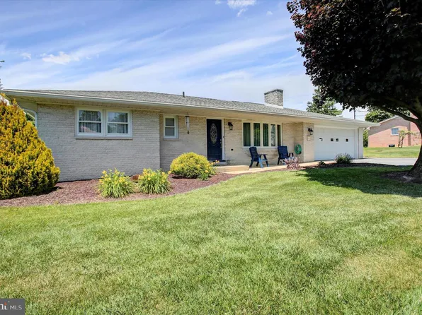 1009 Willowbrook Dr, Chambersburg, PA 17202