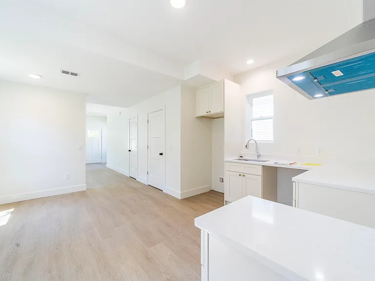962 Alexander St — Photo 13