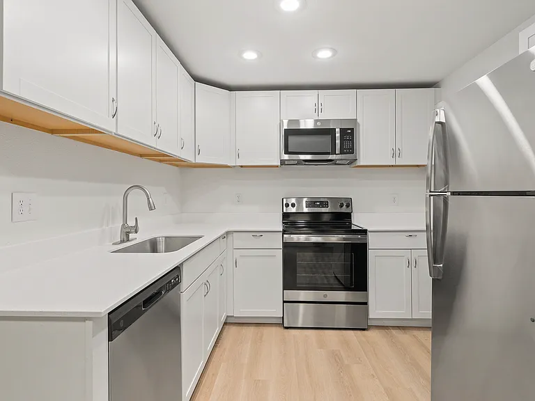 Pointe West Apartments — Photo 16