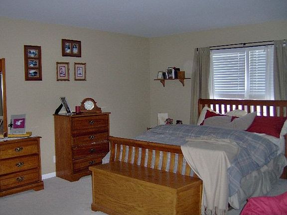 Master bedroom with plenty of room for furniture...