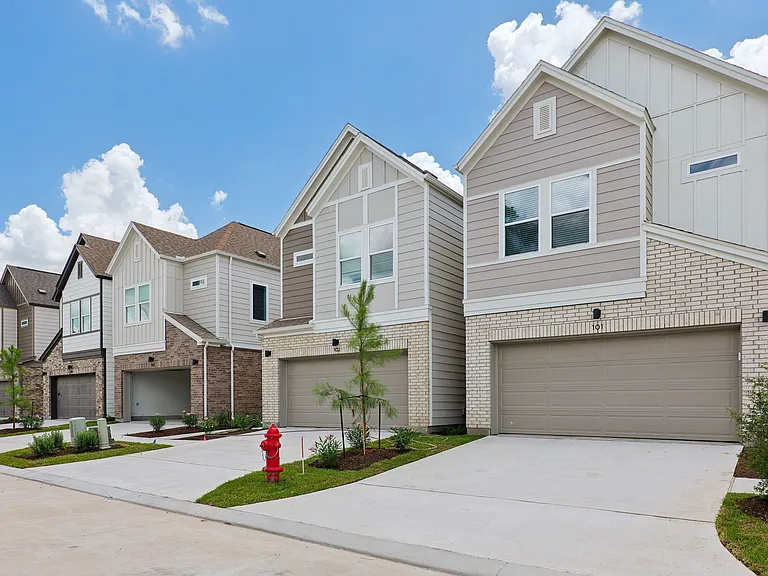 AVAIA Place — Photo 1
