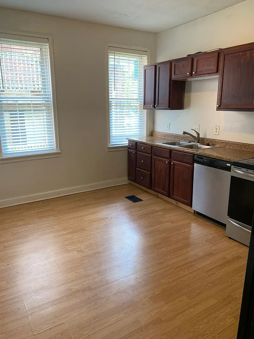 2 bedroom 1 bath w/laundry — Photo 1