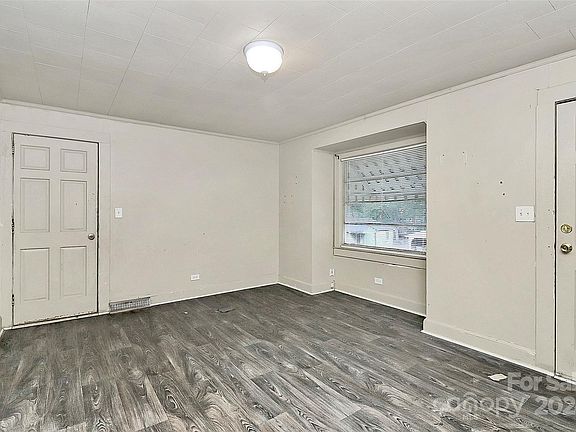 4th image of 831 Williams St
