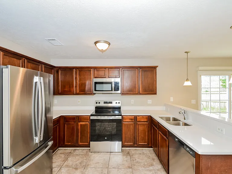 320 Birchclay Point N — Photo 7