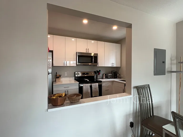 95 Sutherland Rd #2D — Photo 12