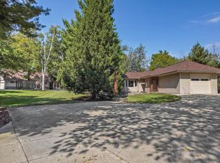 1470 Allen Rd, Oconomowoc, WI 53066
