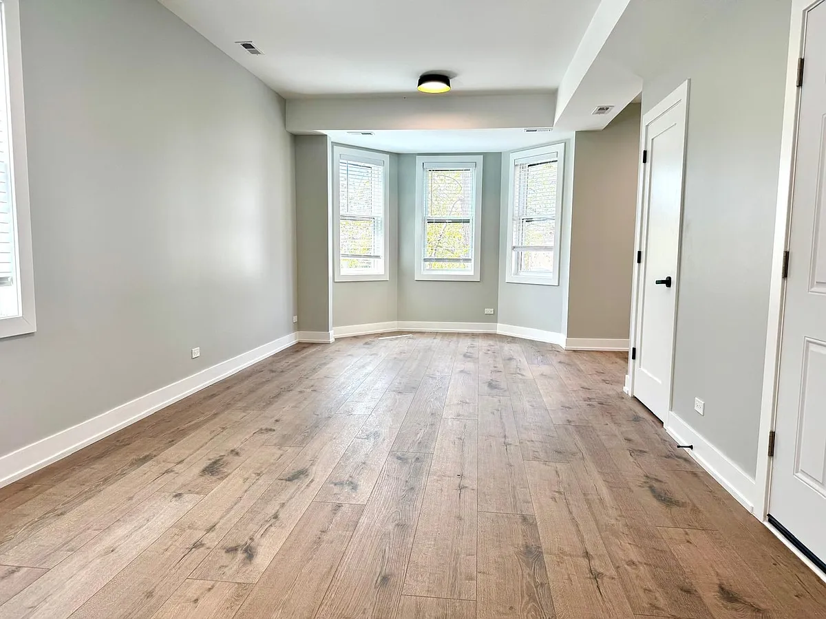 Building Photo - 1709 N Maplewood Ave #3F