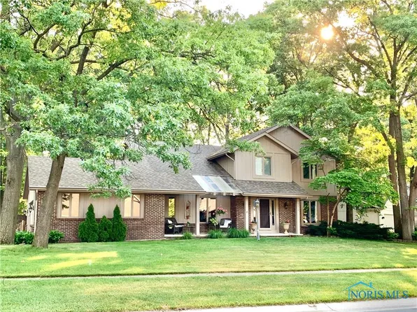2374 Saint James Wood Blvd, Toledo, OH 43617