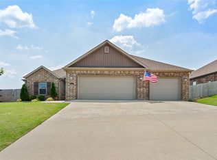1703 Shook Dr, Cave Springs, AR 72718