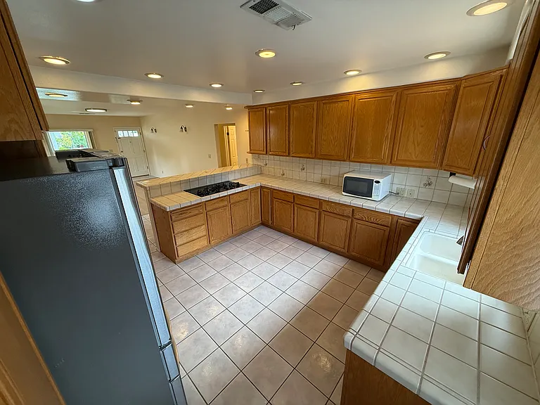 385 Eaton Dr — Photo 15