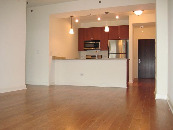 3rd image of 1400 S Michigan Ave APT 1011
