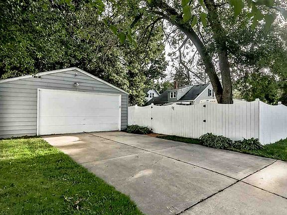 3rd image of 5425 East Dr