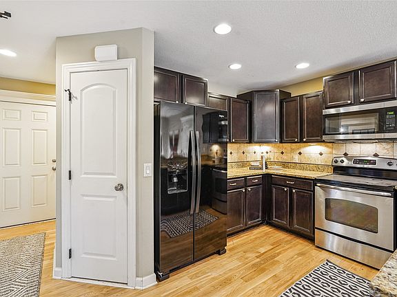5th image of 16205 Monroe Ct