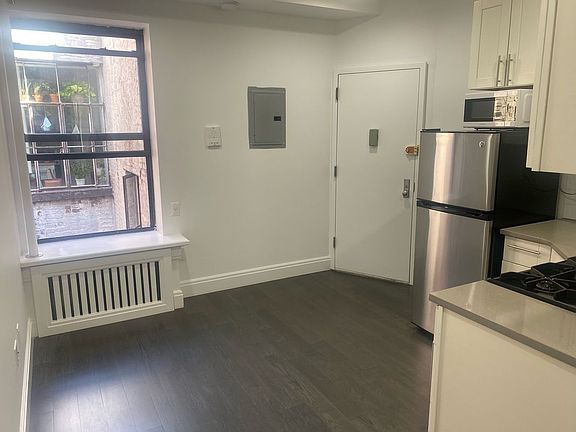 3rd image of 356 W 45th St #5R