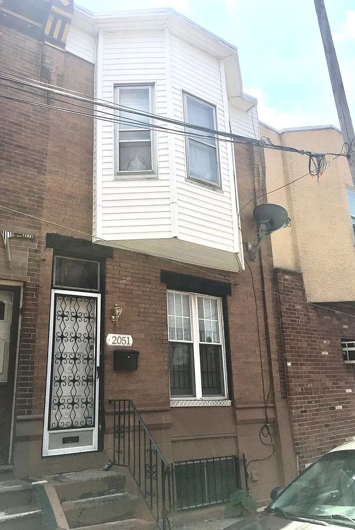 Beautiful 3-Bed/1-Bath Townhouse in Girard Estates/East Passyunk! Available NOW! — Photo 2