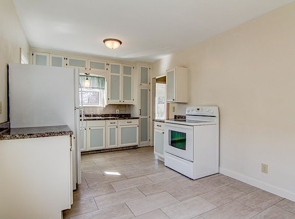 4th image of 1018 Lawson Ave E