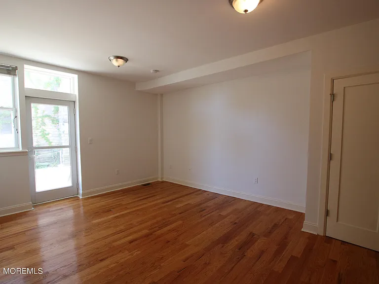 1003 Bond St #5 — Photo 6