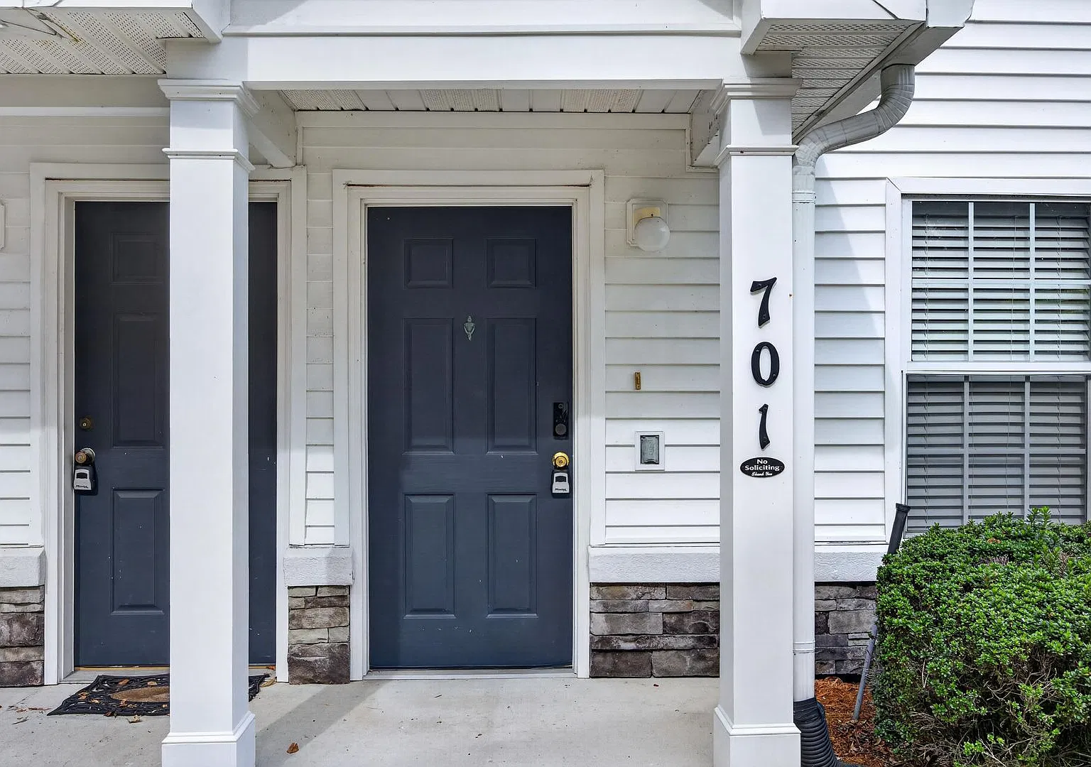 End Unit Townhome — Photo 2
