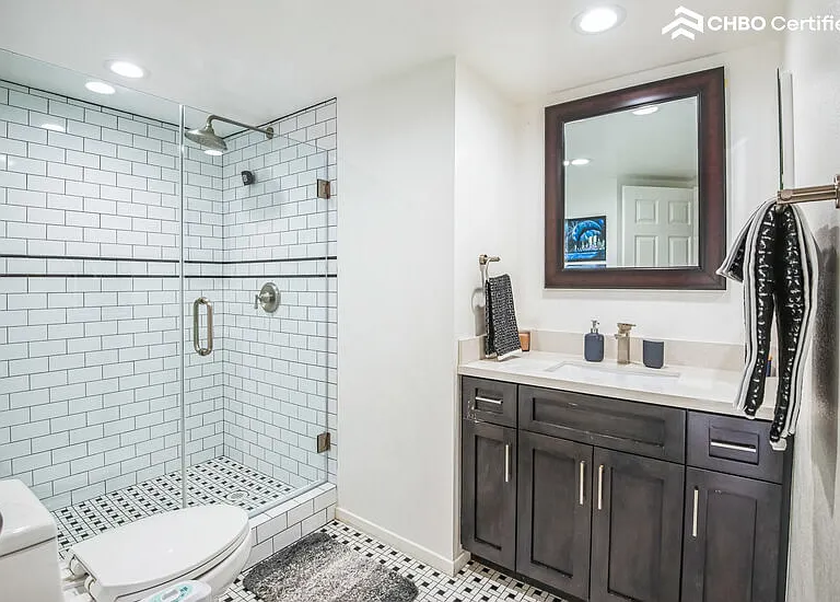 Full Bathroom 1