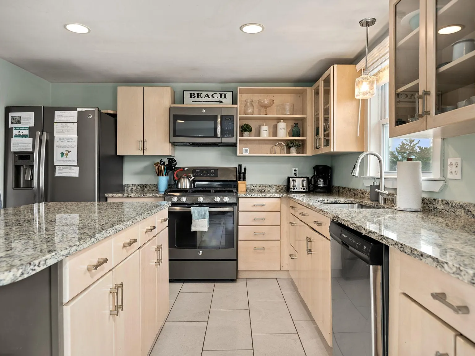 3 bed, 1050 sqft, $2,850 — Photo 2
